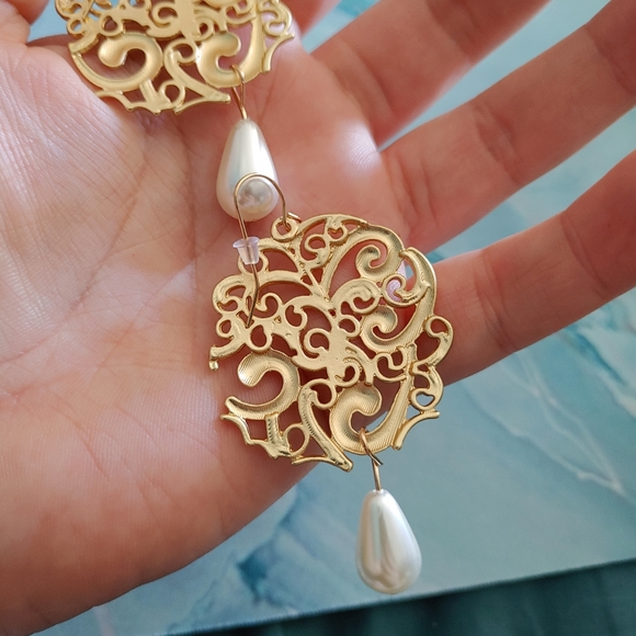 Gorgeous Pearl Earrings - Picture 4 of 4